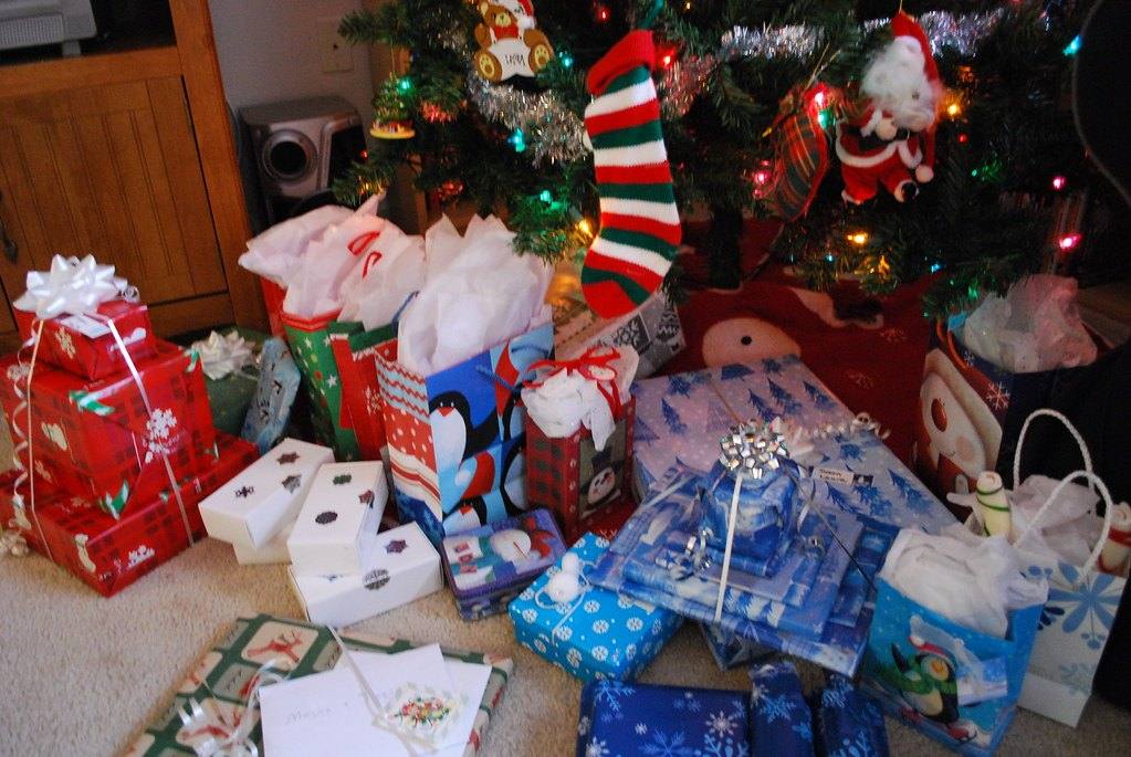 Verpackte Geschenke unter dem Weihnachtsbaum