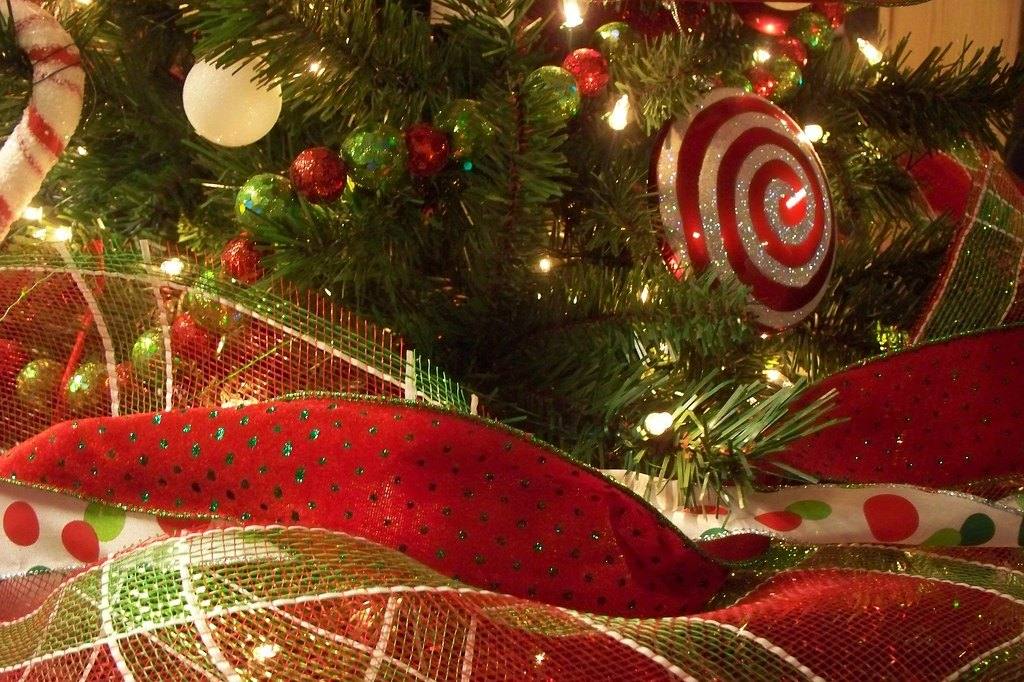 Weihnachtsbaum mit Kugeln, Lichterkette und rot-grüner Schleife
